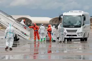 La llegada de los 14 pasajeros españoles del MV Hondius a la base aérea madrileña de Torrejón, en imágenes