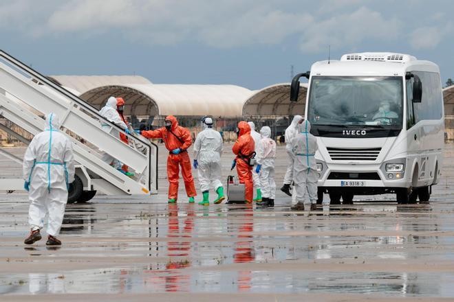 La llegada de los 14 pasajeros españoles del MV Hondius a la base aérea madrileña de Torrejón, en imágenes