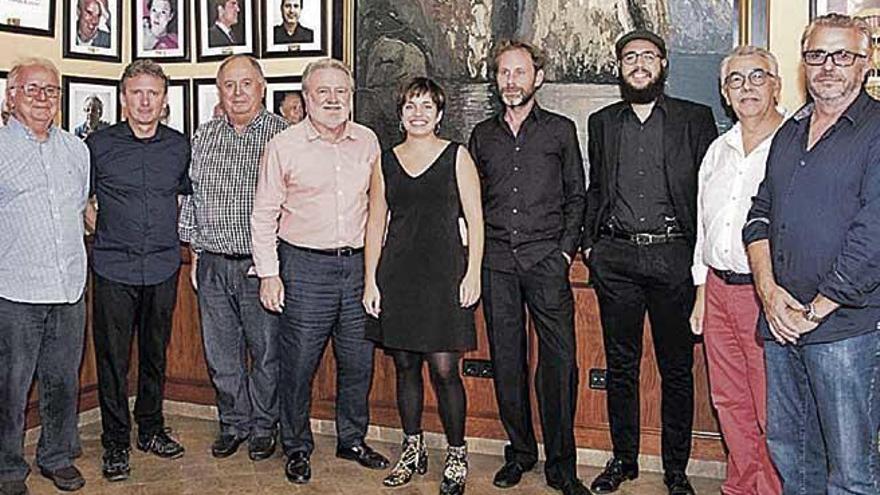 Miembros de s´Agrícola posan con ´Júlia Obrador i Jazz Trio Band´.
