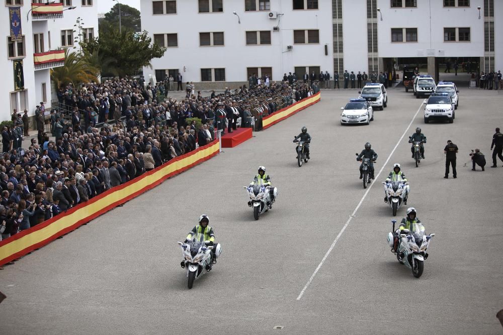 Fernández Díaz asiste a la entrega de la bandera nacional en Acuartelamiento Jaime II