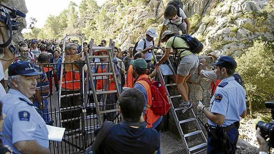 Imagen de una excursión reivindicativa por el camino de Ternelles.