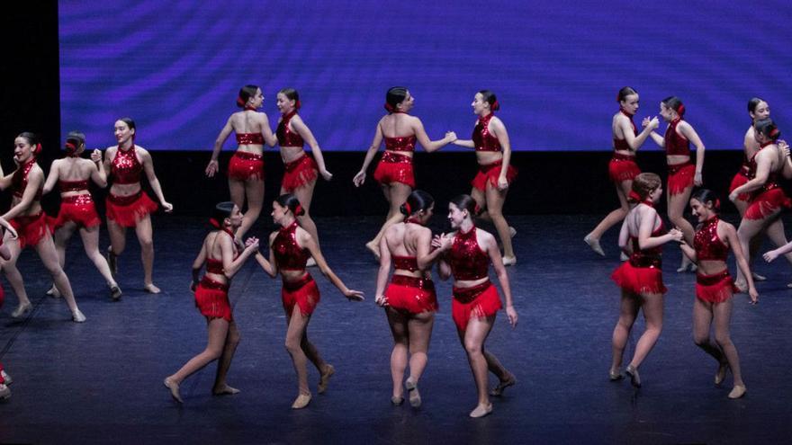 Una de las actuaciones de ayer de la categoría infantil, en el Auditorio Mar de Vigo.  | // J. LORES