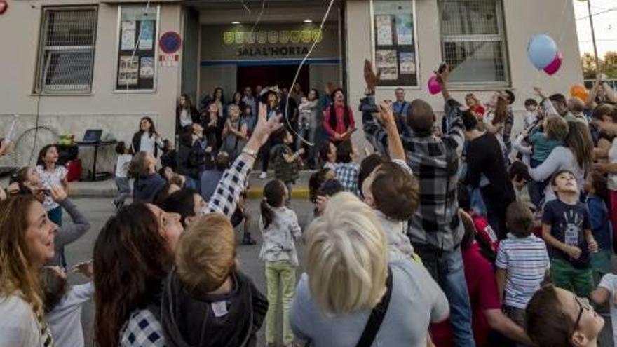 Festa a les portes de la sala.