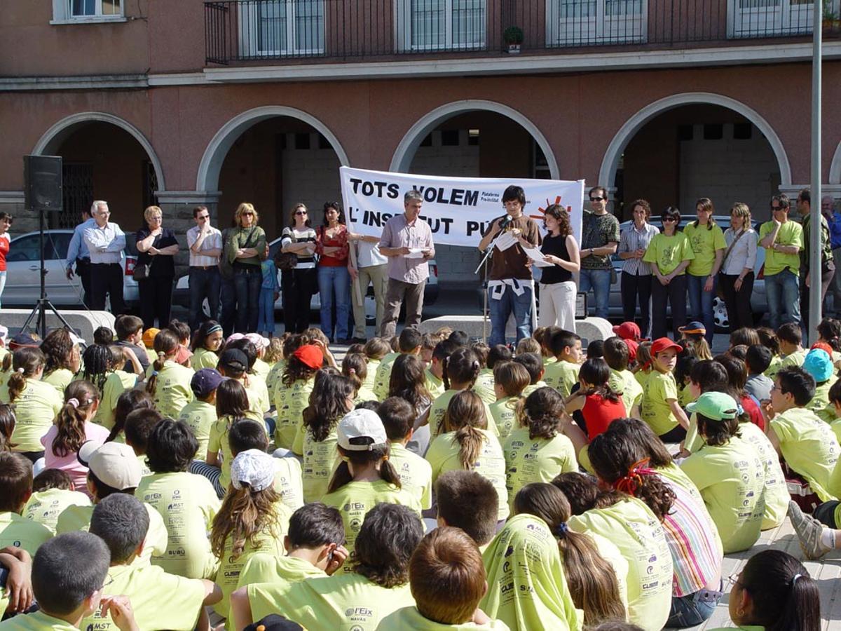 Protesta per reclamar l'institut a la plaça d el'Ajuntamet el 2007