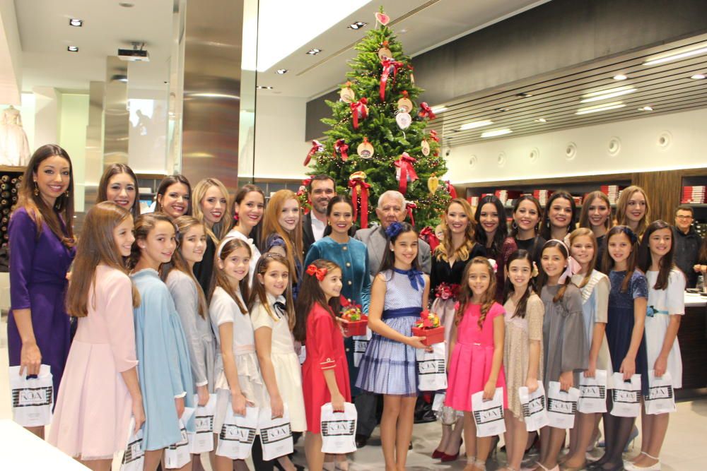 Entrega de las peinetas del "primer traje" de las falleras mayores y cortes