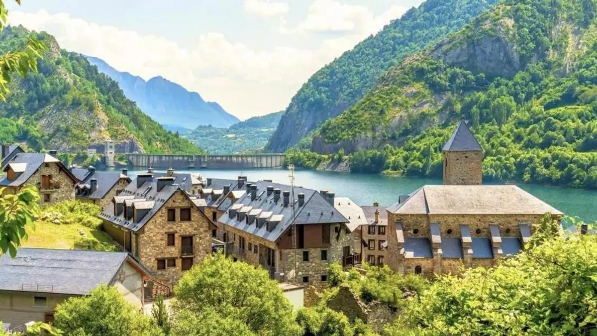 El pueblo más bonito del mundo está en Aragón: un valle de cuento a orillas de un embalse tan idílico que parece un escenario de Disney