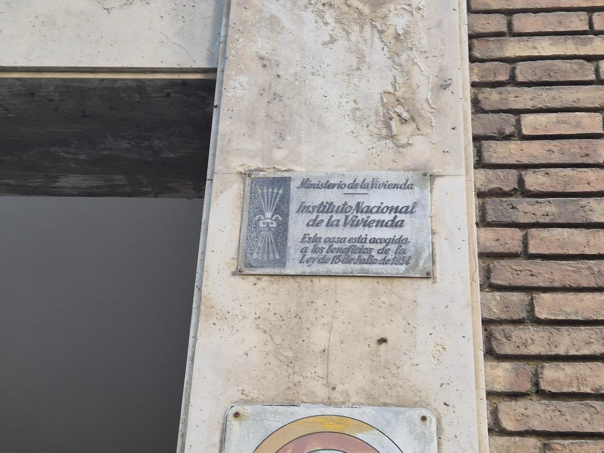 Placa del Ministerio de la Vivienda franquista, con el yugo y las flechas, enfrente del Turó Park, en Barcelona.