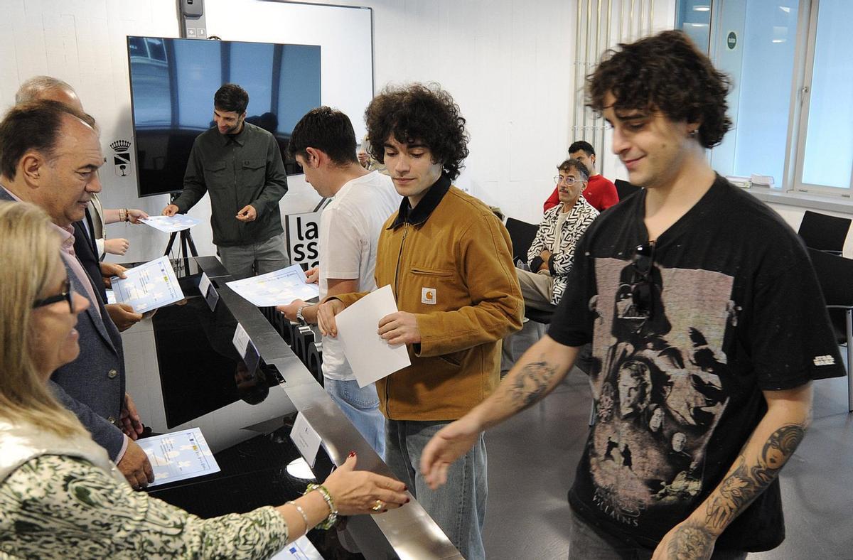 Entrega de diplomas a los participantes en un taller de empleo en Lalín.