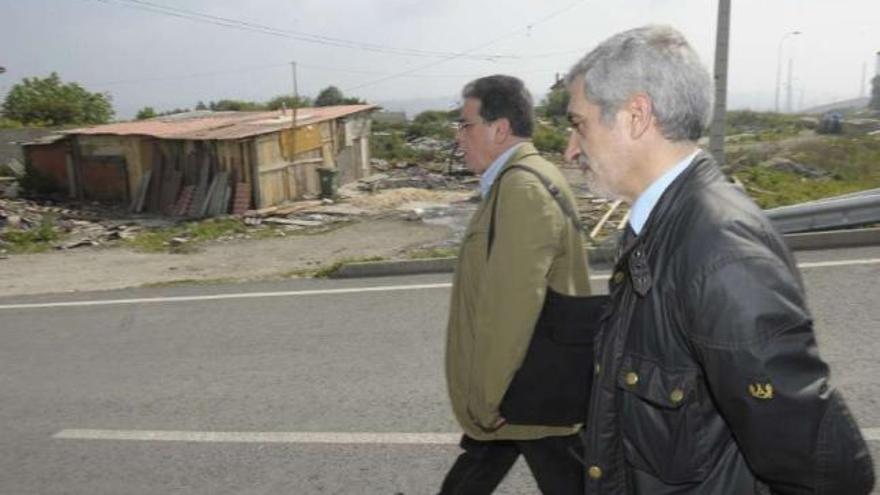 Gaspar Llamazares, en primer término, abandona los alrededores de Penamoa. / víctor echave