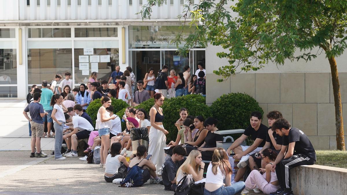 Imatge d'arxiu de grups d'estudiants davant la Facultat d'Econòmiques de la Universitat de Girona