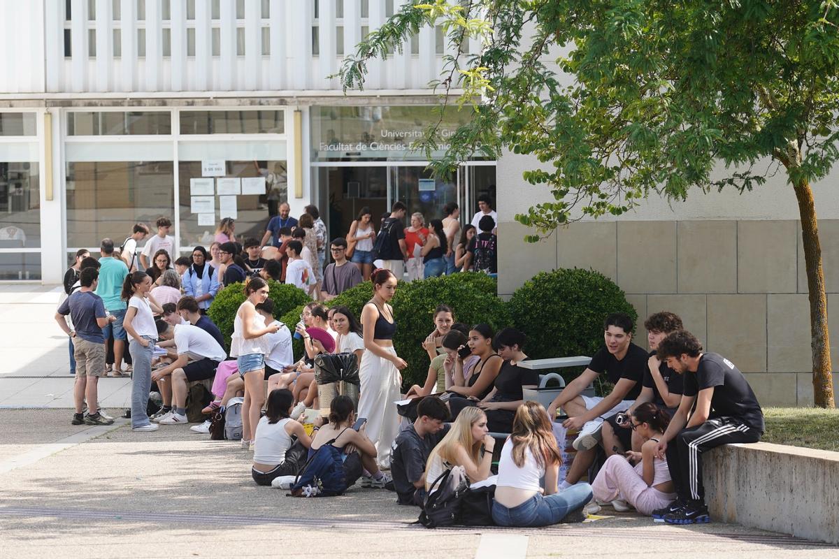 Imatge d'arxiu de grups d'estudiants davant la Facultat d'Econòmiques de la Universitat de Girona