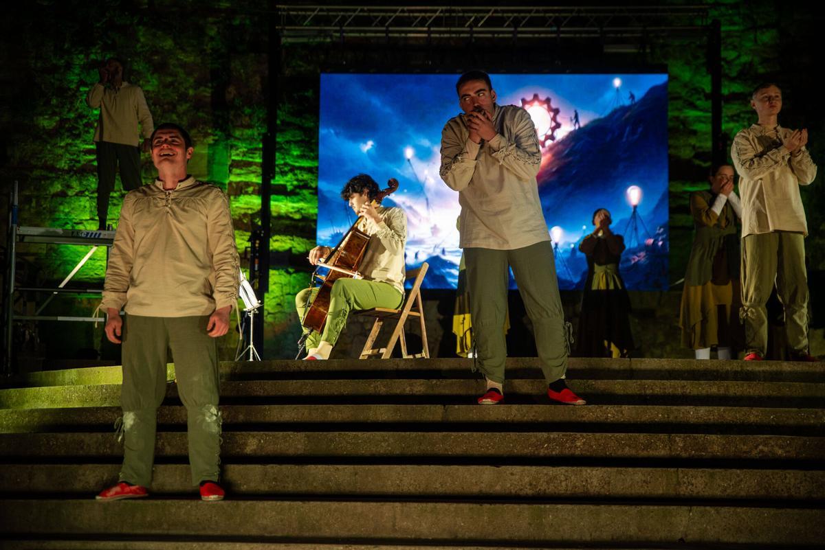 La prèvia de la Llum homenatja el miracle de la Séquia amb atletes, espelmes i espectacle