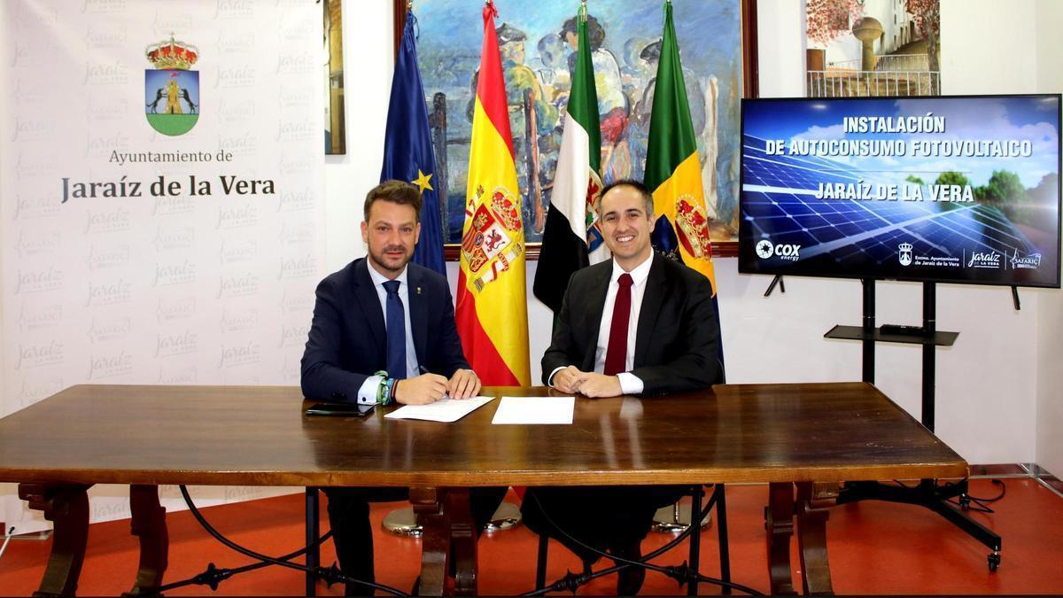 Luis Miguel Núñez, alcalde de Jaraíz de la Vera, junto a Fabián Pérez, director genera de Cox Energy.