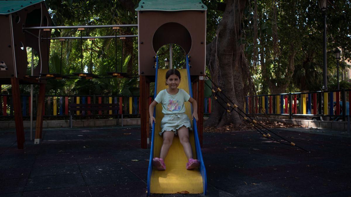 Rohafza, la hija pequeña de Jamila mientras se tira por un tobogán.