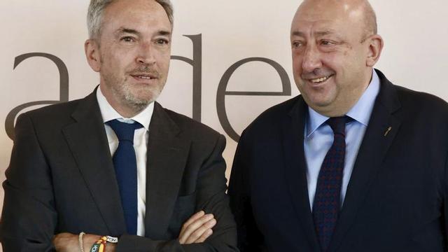 Alberto Díaz Pico, consejero de Turismo, y Jaime Fernández Lafuente, presidente de Hosturcyl. | ICAL
