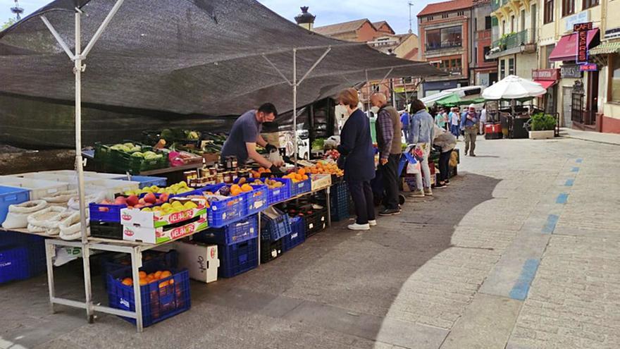 El mercado de frutas y verduras, trasladado desde este jueves a La Encomienda, se desarrolla con normalidad | E. P.