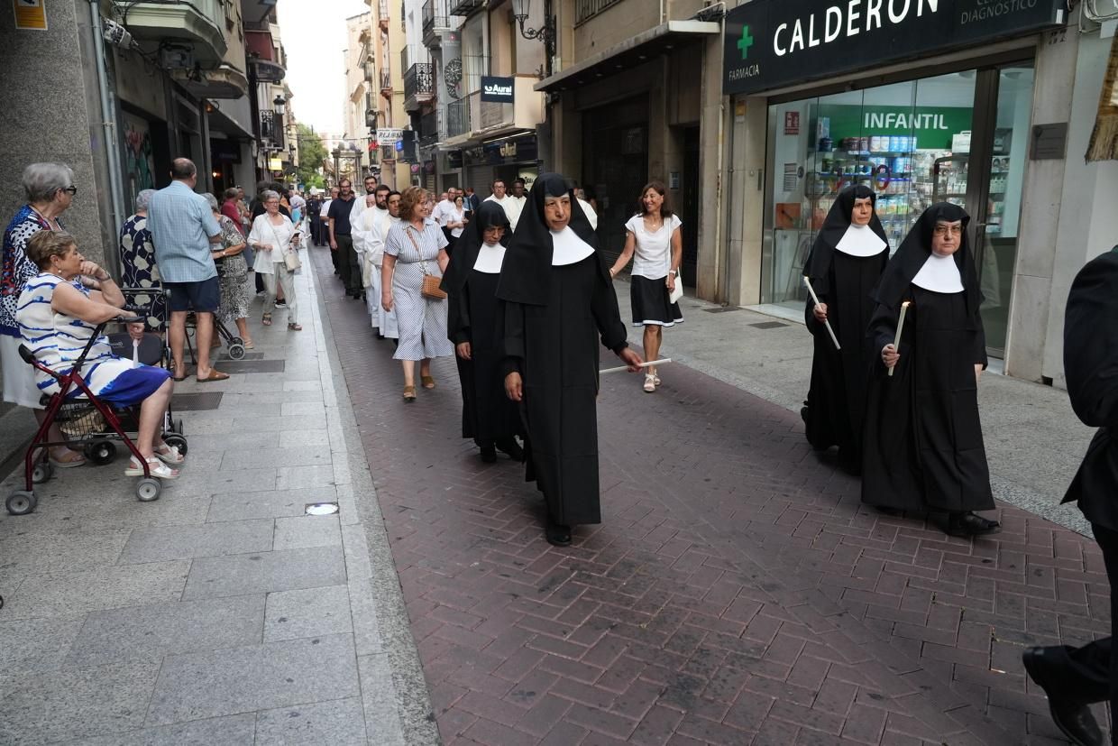 Castelló recibe con honores al Santísimo en la procesión del Corpus Christi