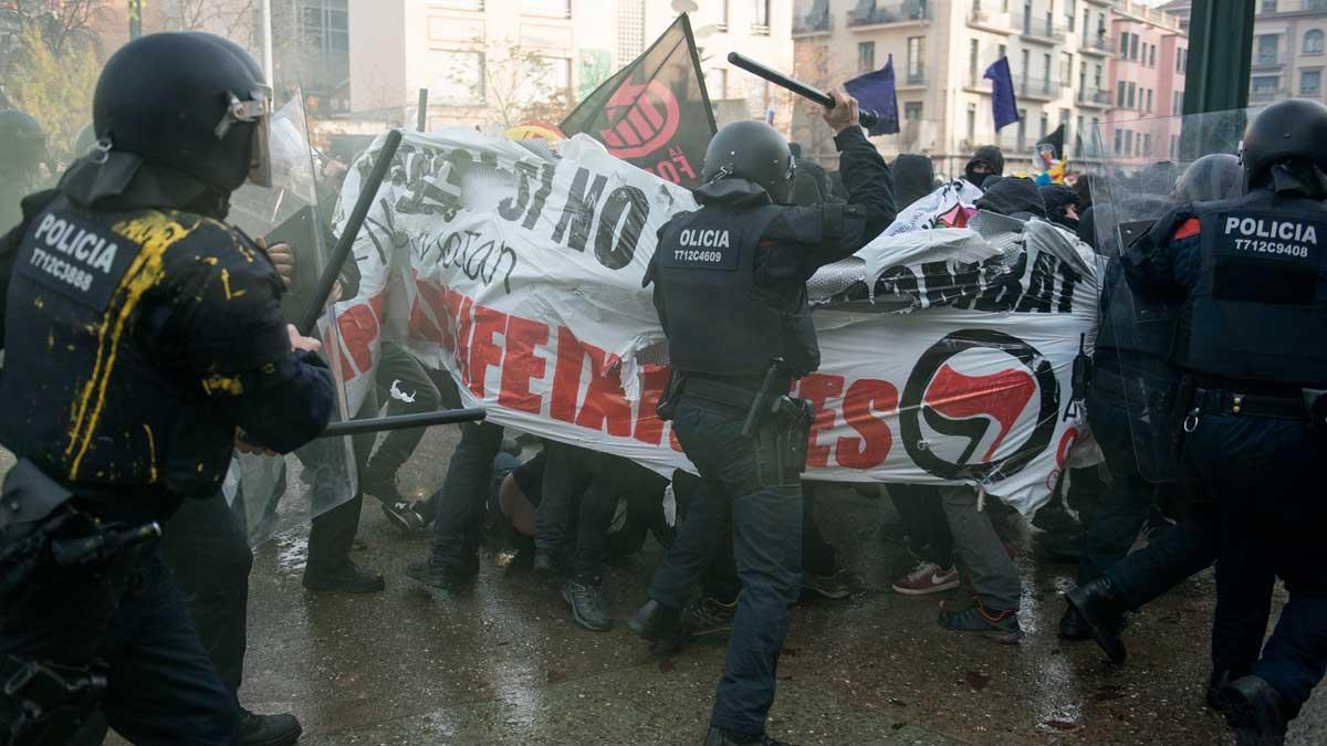 Cargas en Girona en un acto antifascista contra Vox, el día de la Constitución