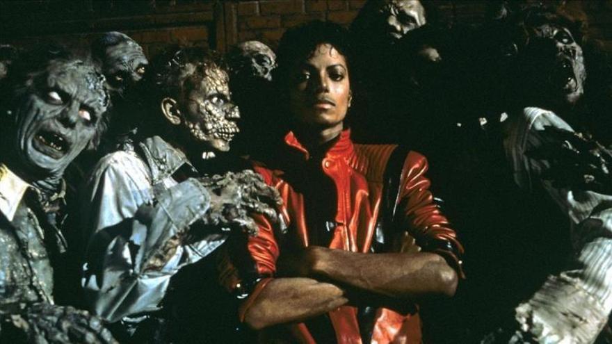 Michael Jackson, rodeado de monstruos en una imagen promocional del videoclip de 1983.