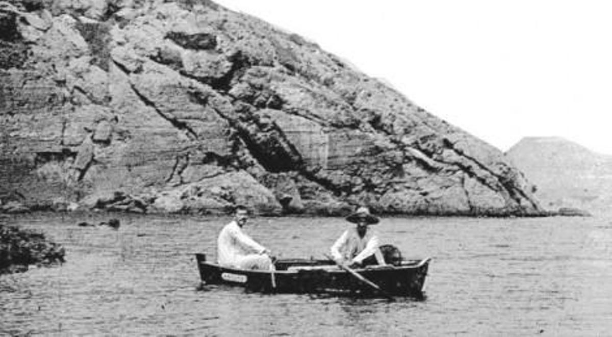 Dos personas en un bote junto a la isla, en 1924