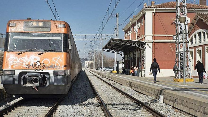 Un tren arribant a l&#039;estació de Renfe de Sant Vicenç de Castellet