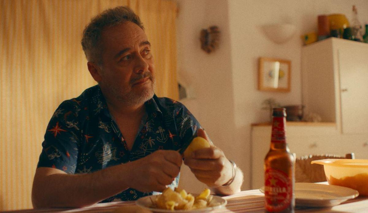 Santi Balmes en el tradicional espot de Estrella Damm, que este año celebra 150 años.