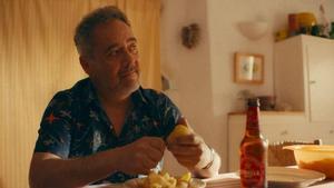 Santi Balmes en el tradicional espot de Estrella Damm, que este año celebra 150 años.