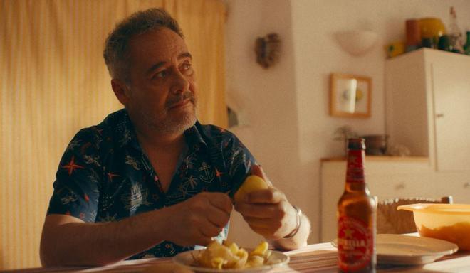 Santi Balmes en el tradicional espot de Estrella Damm, que este año celebra 150 años.