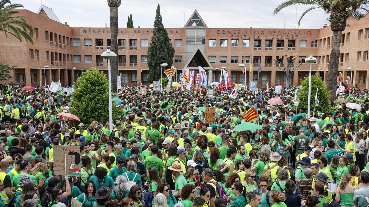 Decenas de personas se concentran frente a la sede de la Consellería de Educación