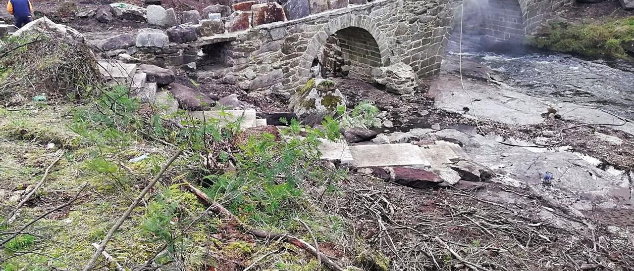 Trabajos de colocación de las piedras del pretil y detalle de las escaleras que se van integrando en el terreno con la reposición de los elementos previos. |   // L.F.