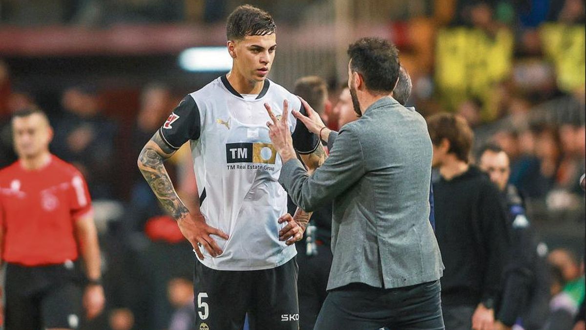 Carlos Corberán dando instrucciones a Enzo Barrenechea