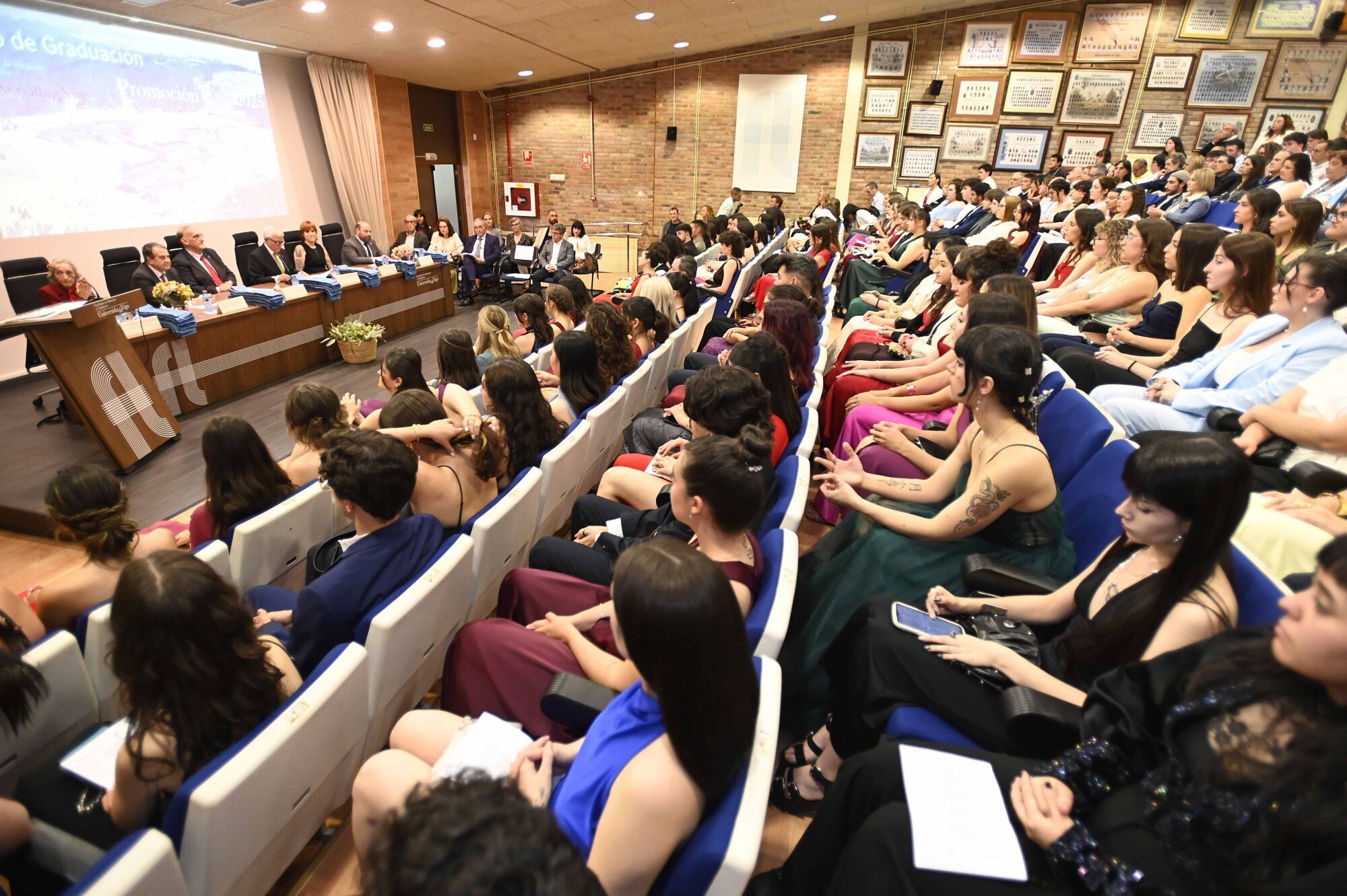 Las últimas promociones de los grados en Traducción e Interpretación, Filología Aplicada Gallega y Española y Lenguas Extranjeras recogieron sus diplomas 