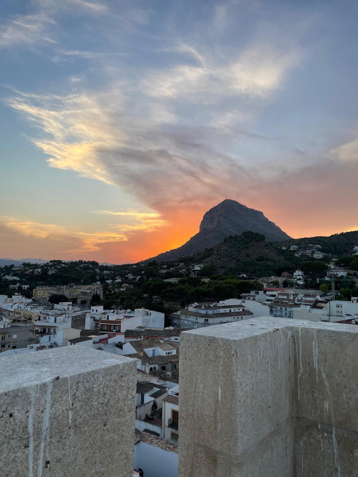 Un eclipse celestial: así se vio desde la torre de la iglesia gótica de Sant Bertomeu de Xàbia