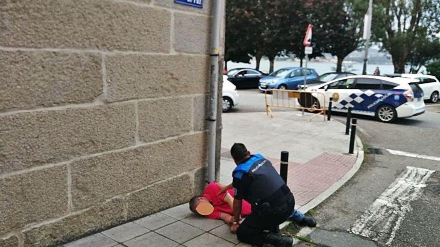 La Policía socorre a un varón inconsciente en Moaña