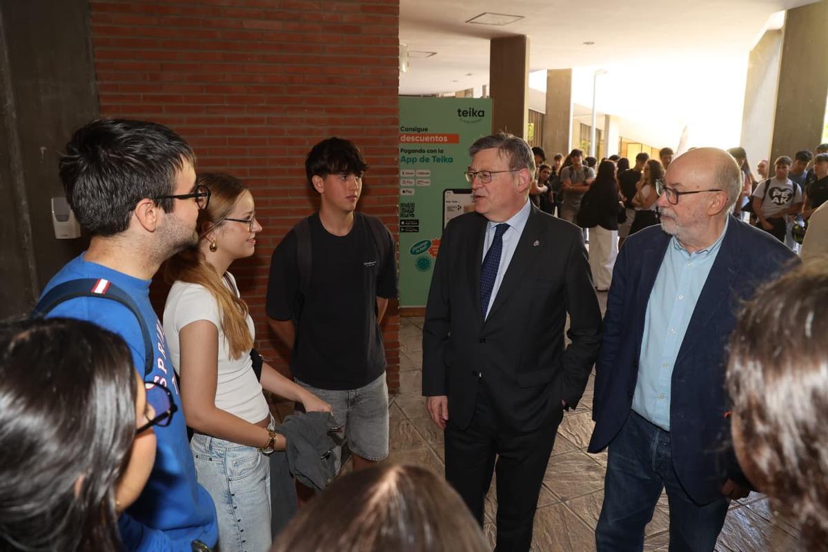 Puig y Alcaraz conversan con alumnos de la UA antes de la conferencia