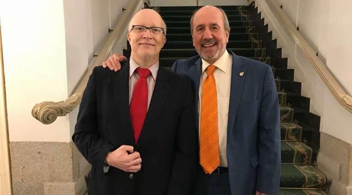 El investigador vigués Jesús Pintor, acompañado del presidente de la Real Academia Nacional de Farmacia, Mariano Esteban. // Faro
