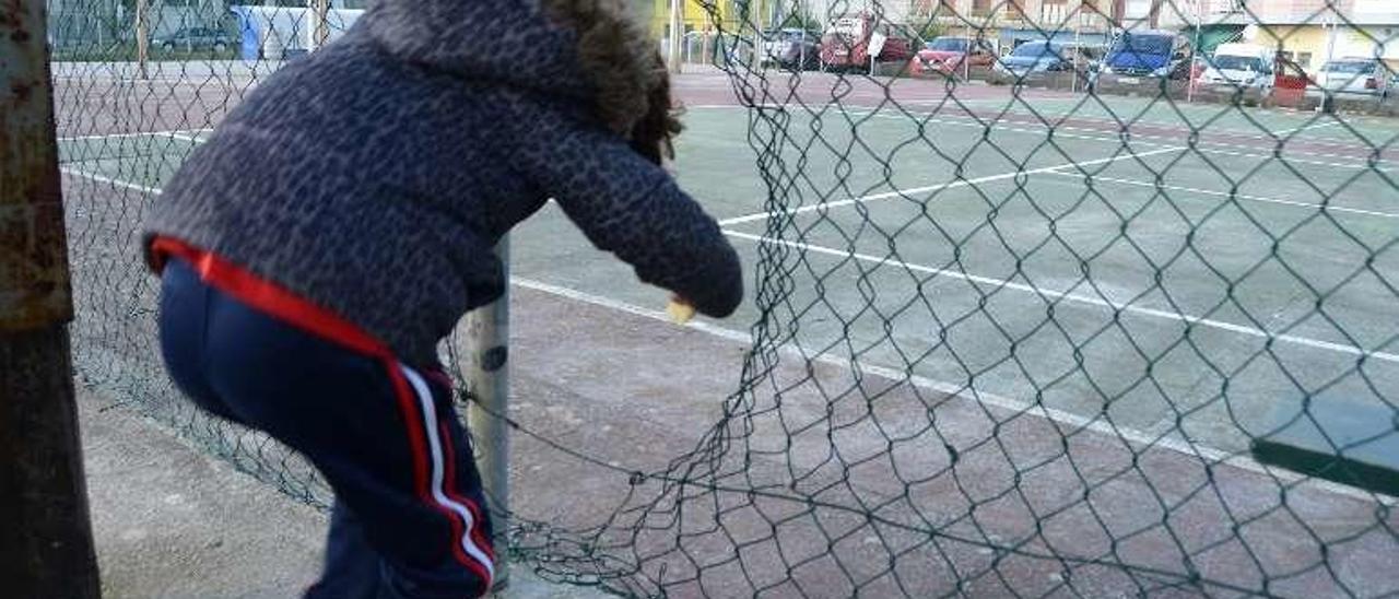 Desperfectos en las instalaciones deportivas de Rodeira. // G.Núñez