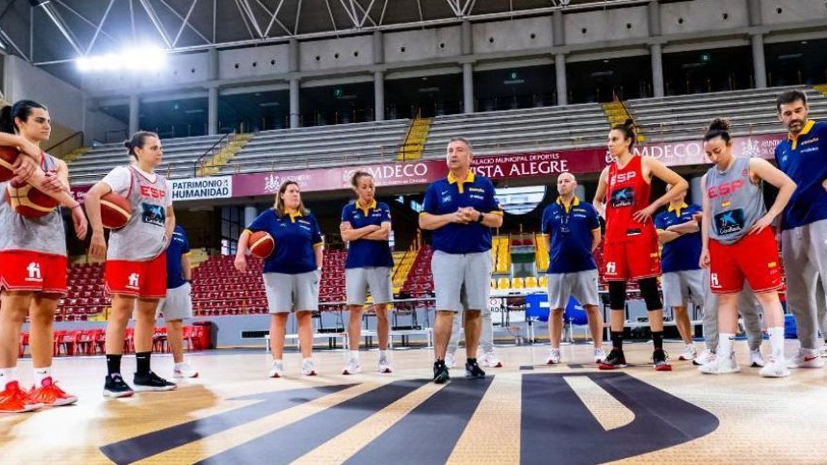 El seleccionador nacional, Miguel Méndez, da instrucciones en Vista Alegre.