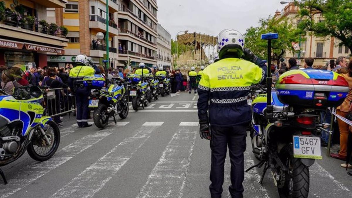 Agentes de la Policía Local velan por la seguridad durante una procesión en Sevilla