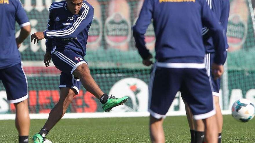 Welliton Soares, durante un entrenamiento en A Madroa. // Ricardo Grobas