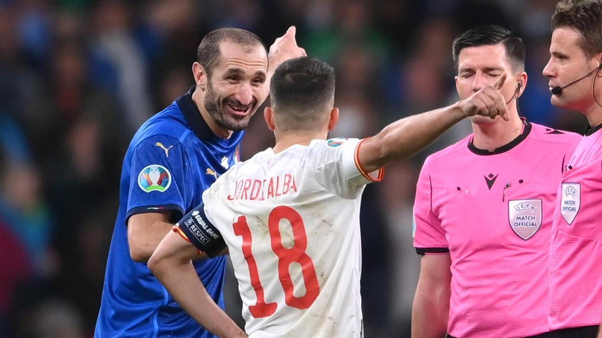 Chiellini y Jordi Alba no se ponen de acuerdo en el sorteo de la tanda de penaltis.