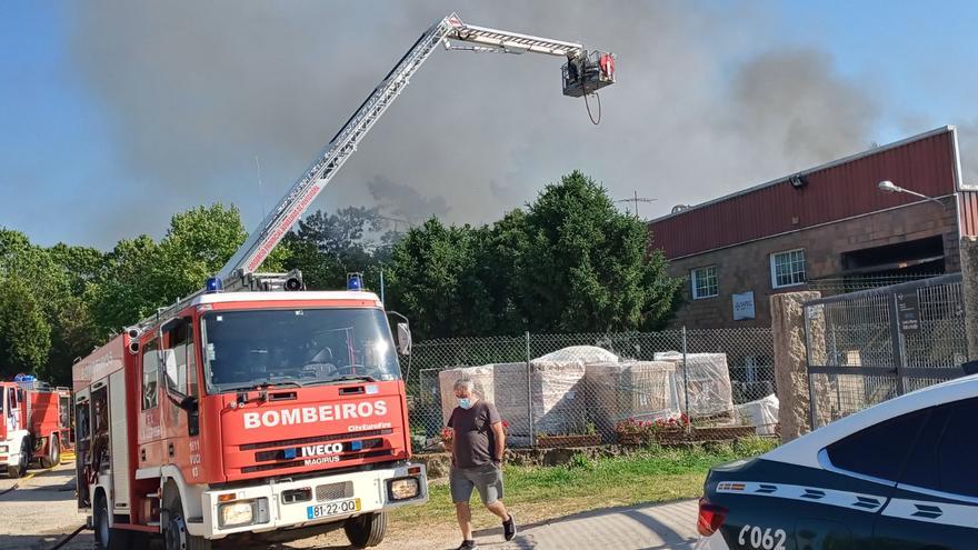 Un incendio industrial en Tomiño lleva a activar el plan de emergencias en Galicia