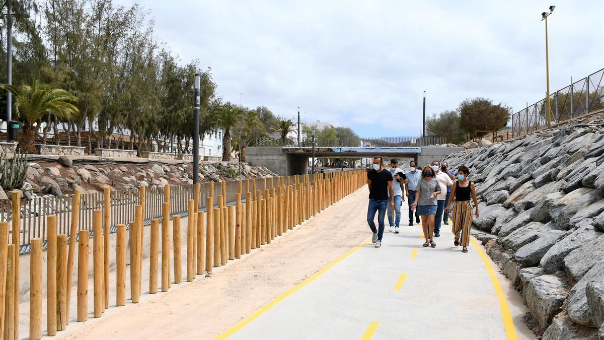 El equipo de Gobierno de Mogán, este martes, durante la inauguración del paseo.