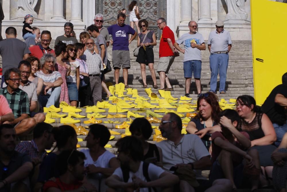 Art davant de la catedral de Girona en suport dels refugiats