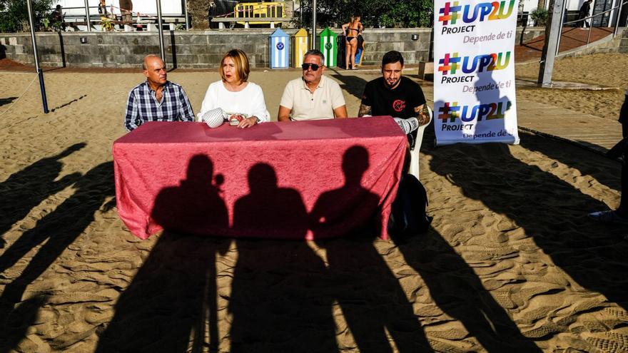 Imagen del acto de clausura del taller de boxeo, celebrado ayer sobre la arena de la playa de Las Canteras. | |