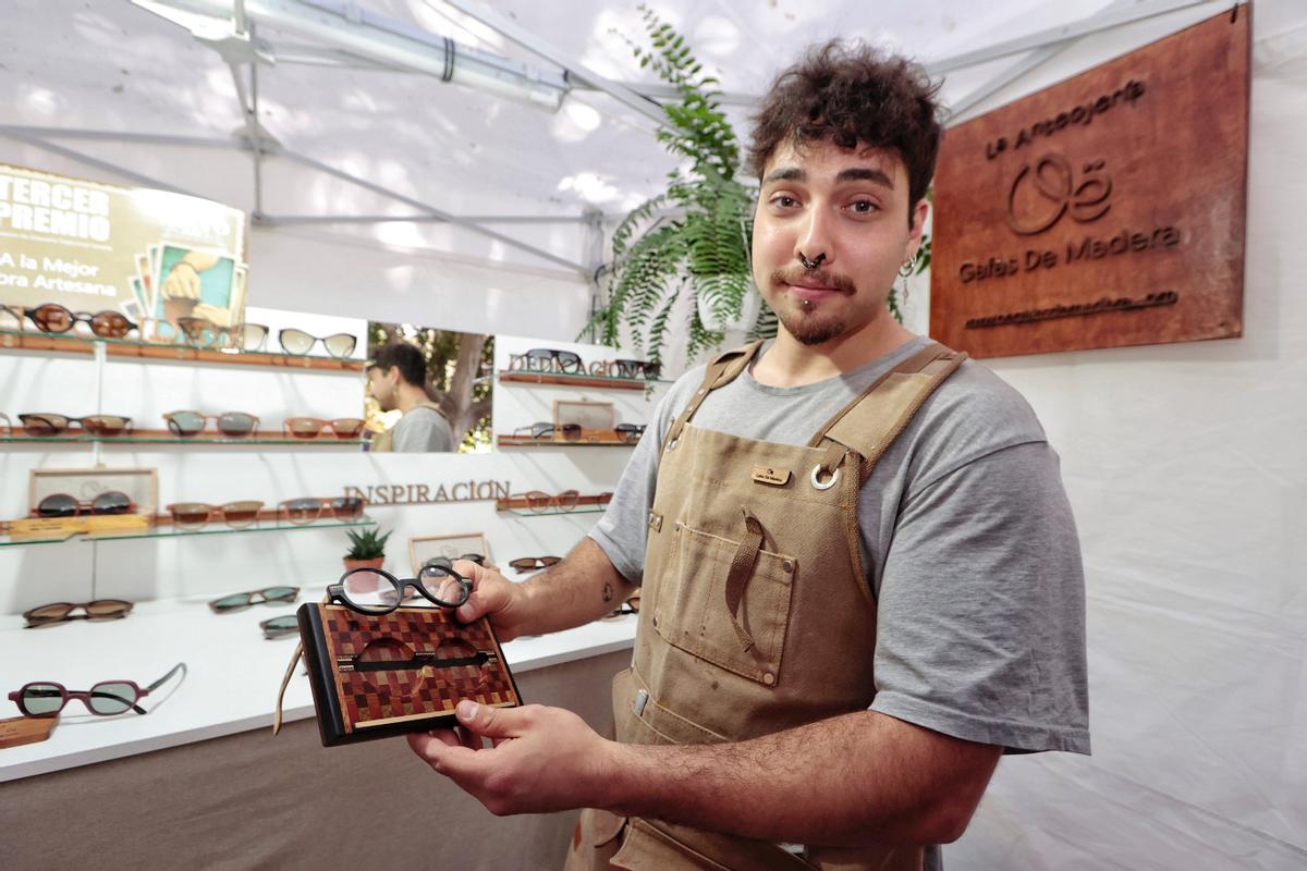 Eugenio Abdala, tercer clasificado en Artesanía Tradicional con sus gafas de ‘Aroma canario’; en la imagen, Ángel García.