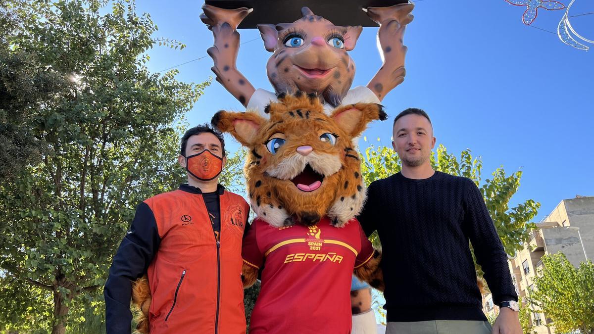 Joanma Miguel, alcalde de Llíria, junto a Lola, mascota oficial del Mundial, y el concejal de deportes edetano Paco Gorrea.