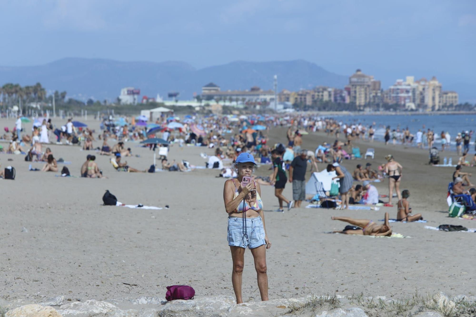 Llenazo en las playas de València este domingo, 15 de octubre