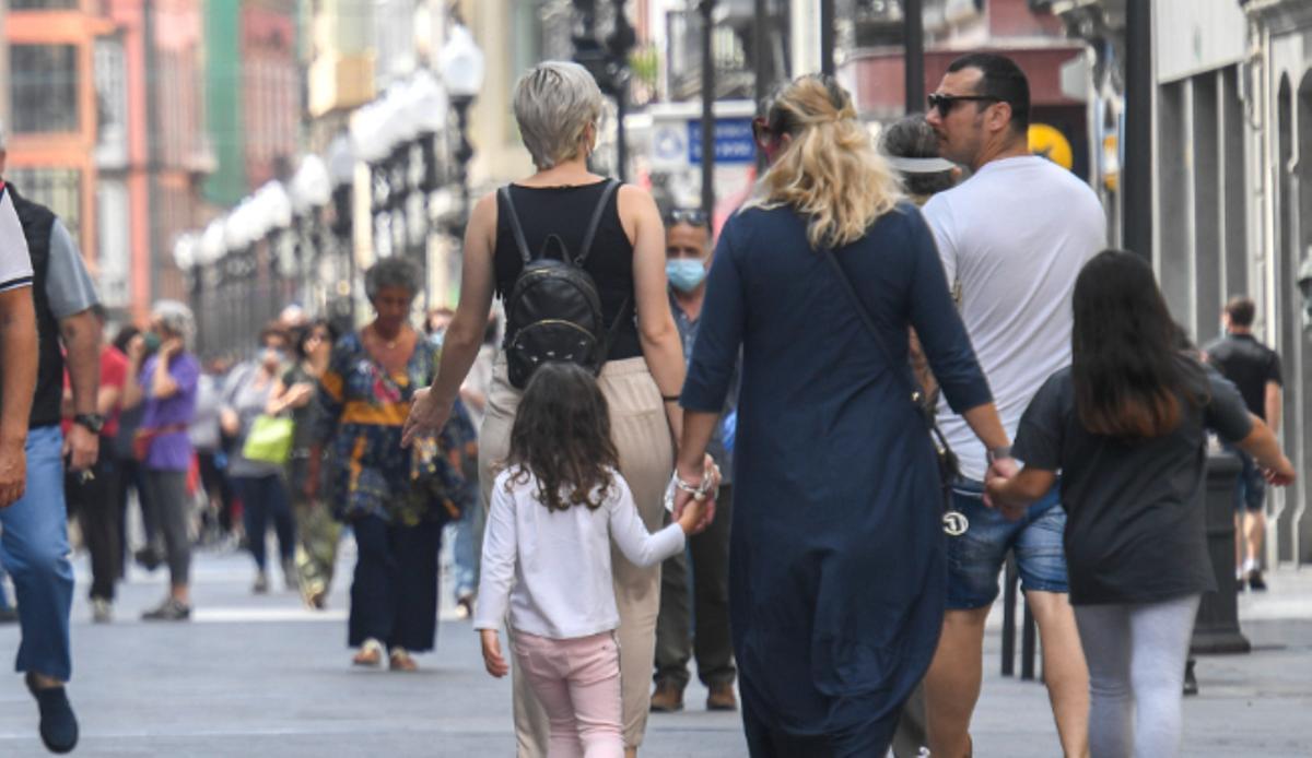 Una familia pasea por la calle Triana de la capital grancanaria.
