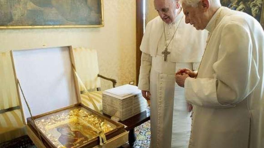 Francisco muestra al Papa emérito su regalo.   // RTP